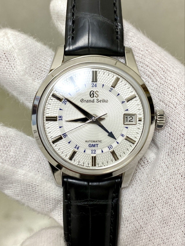 GRAND SEIKO
ELEGANCE COLLECTION
グランドセイコー
エレガンスコレクション
SBGM255
雪雫