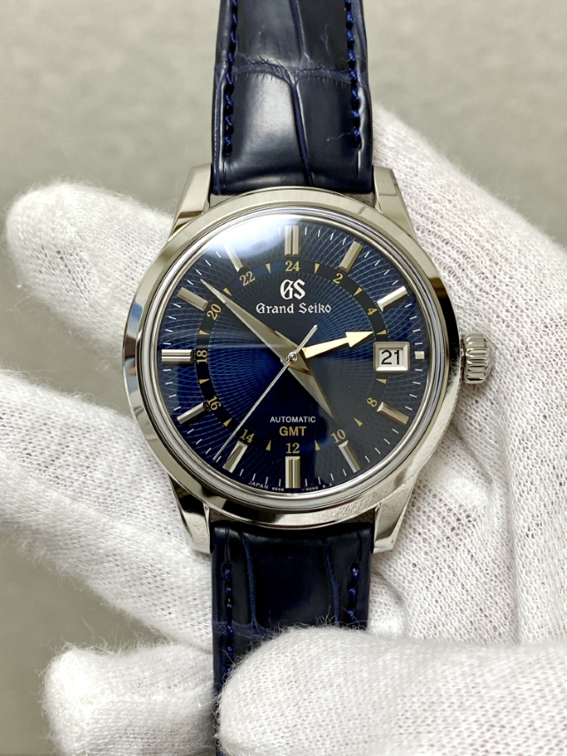GRAND SEIKO
ELEGANCE COLLECTION
グランドセイコー
エレガンスコレクション
SBGM257
月雫
